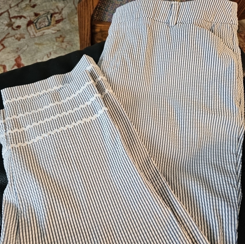CHARTER CLUB, Y2K Womens Newport slim crop searsucker pants. Gray/white. SIZE 12